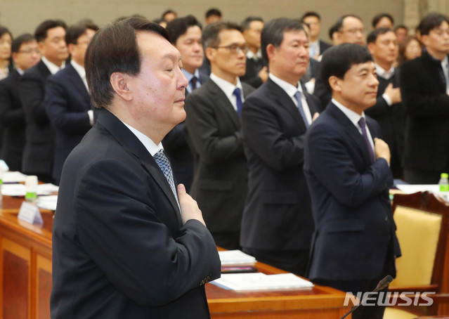 [서울=뉴시스]전신 기자 = 윤석열 검찰총장이 10일 서울 서초구 대검찰청에서 열린 '제21대 국회의원 선거 대비 전국 지검장 회의'에서 국기에 경례하고 있다. 2020.02.10.&nbsp; photo1006@newsis.com