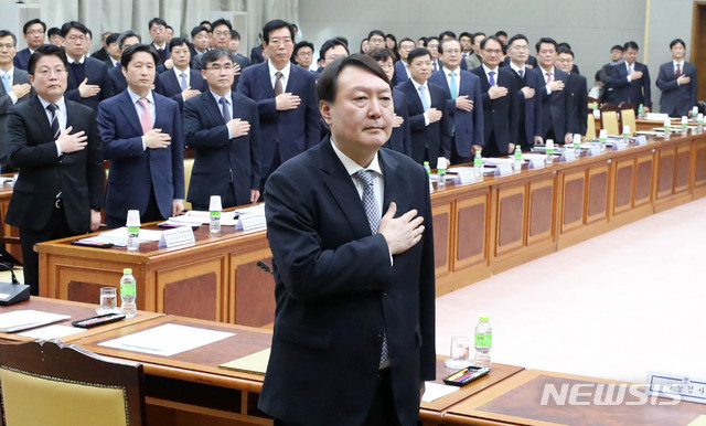 [서울=뉴시스]전신 기자 = 윤석열 검찰총장이 10일 서울 서초구 대검찰청에서 열린 '제21대 국회의원 선거 대비 전국 지검장 회의'에서 국기에 경례하고 있다. 2020.02.10.&nbsp; photo1006@newsis.com