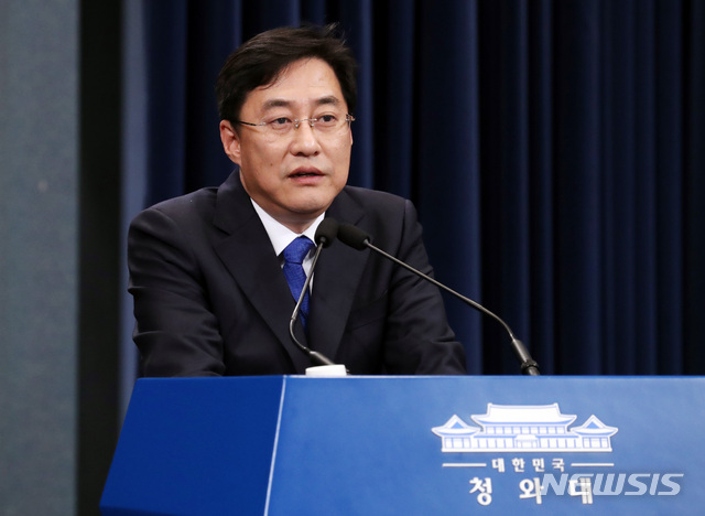 [서울=뉴시스]박영태 기자 = 강민석 청와대 신임 대변인이 10일 오전 청와대 브리핑 룸에서 대변인 임명 소감을 발표하고 있다. 2020.02.10.since1999@newsis.com