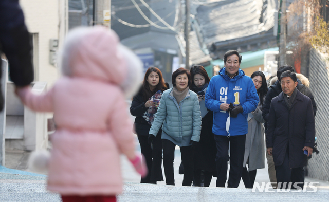 [서울=뉴시스] 조수정 기자 = 서울 종로 출마를 선언한 이낙연 전 국무총리가 10일 오전 서울 종로구 창신동 다문화가족지원센터로 향하는 언덕길을 오르고 있다.  2020.02.10. chocrystal@newsis.com