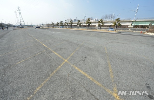 [울산=뉴시스] 배병수 기자 = 10일 신종바이러스 코로나여파로 자동차 중국부품 공급이 중단돼 휴업에 들어가면서 평소 혼잡하던 울산 현대자동차 명촌직원주차장이 텅비어 있다. 2020.02.10.&nbsp; bbs@newsis.com 