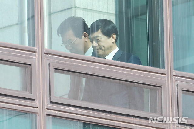 [서울=뉴시스]전신 기자 = 이성윤 서울중앙지검장이 10일 서울 서초구 대검찰청에서 구내식당으로 이동하고 있다. 2020.02.10.&nbsp; photo1006@newsis.com