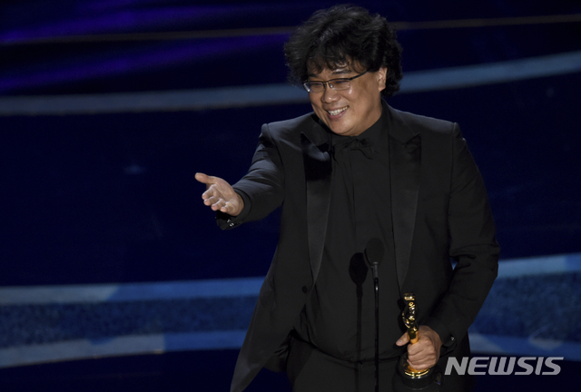 [로스앤젤레스=AP/뉴시스]봉준호 감독이 9일(현지시간) 미 캘리포니아주 로스앤젤레스의 돌비 극장에서 열리고 있는 제92회 아카데미 시상식에서 영화 '기생충'으로 감독상을 받고 객석의 마틴 스콜세지 감독을 가리키며 기뻐하고 있다. 봉준호 감독은 "할 수 있다면 트로피를 텍사스 전기톱으로 오등분 해 존경하는 감독 후보들과 나누고 싶다"라며 "내일 아침까지 마셔야겠다"라고 소감을 전했다. 2020.02.10. 