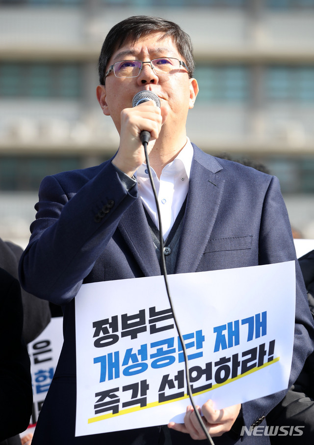 [서울=뉴시스]박미소 기자 = 김홍걸 민족화해협력범국민협의회대표상임의장이 10일 오후 서울 종로구 광화문광장에서 열린 '개성공단폐쇄 4년 재개촉구각계공동기자회견'에서 발언하고 있다. 2020.02.10.  misocamera@newsis.com