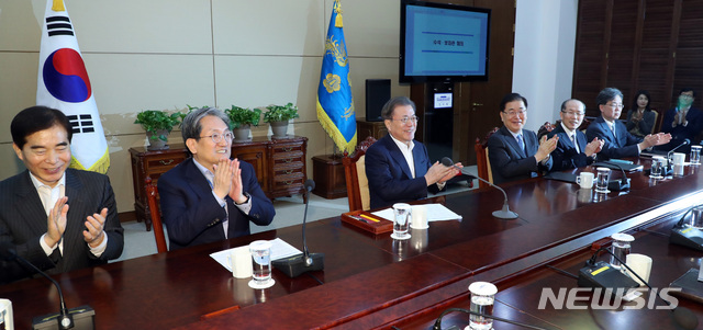 [서울=뉴시스]박영태 기자 = 문재인 대통령이 10일 오후 청와대 여민관에서 열린 수석 보좌관회의에 참석해 아카데미상 4관왕에 오른 영화 '기생충'에 박수를 보내고 있다. 2020.02.10.since1999@newsis.com