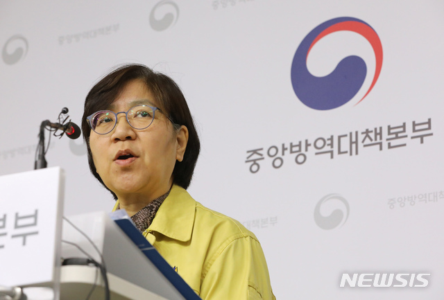 [세종=뉴시스]강종민 기자 = 정은경 중앙방역대책본부장(질병관리본부장)이 10일 오후 정부세종청사에서 신종 코로나바이러스 감염증(우한 폐렴) 국내 발생 현황에 대해 브리핑하고 있다. 2020.02.10.&nbsp; ppkjm@newsis.com
