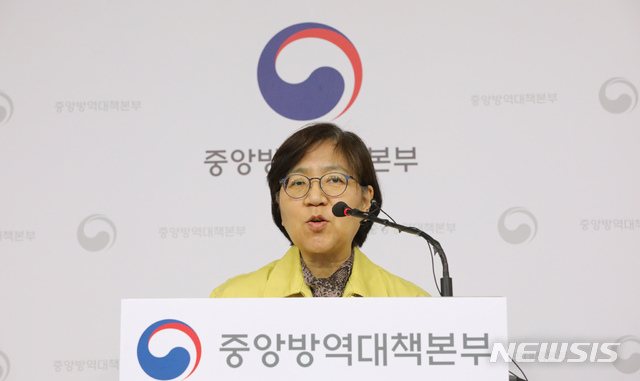 [세종=뉴시스]강종민 기자 = 정은경 중앙방역대책본부장(질병관리본부장)이 10일 오후 정부세종청사에서 신종 코로나바이러스 감염증(우한 폐렴) 국내 발생 현황에 대해 브리핑하고 있다. 2020.02.10.&nbsp; ppkjm@newsis.com