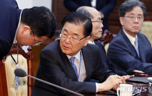 [서울=뉴시스]박영태 기자 = 정의용 국가안보실장이 10일 오후 청와대 여민관에서 열린 수석 보좌관회의 전 국가안보실 관계자와 이야기를 나누고 있다. 2020.02.10. since1999@newsis.com