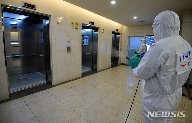 [대구=뉴시스] 이무열 기자 = 대구 중구 대봉동 대구백화점 프라자점에서 방역업체 관계자들이 백화점 휴점에 맞춰 방역작업을 하고 있다. 2020.02.10.lmy@newsis.com