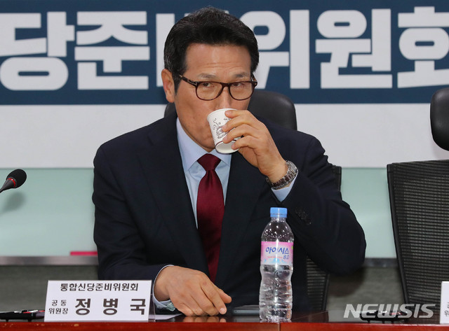 [서울=뉴시스] 장세영 기자 = 정병국 통합신당준비위원회 공동위원장이 10일 서울 여의도 국회 의원회관에서 열린 통합신당 당명과 당헌 강령을 협의하는 회의에 참석해 물을 마시고 있다. 2020.02.10.&nbsp; photothink@newsis.com