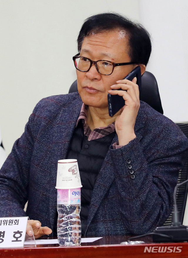 [서울=뉴시스] 장세영 기자 = 문병호 통합신당준비위원회 정치혁신특별위원장이 10일 서울 여의도 국회 의원회관에서 열린 통합신당 당명과 당헌 강령을 협의하는 회의에 참석해 전화를 하고 있다. 2020.02.10. photothink@newsis.com