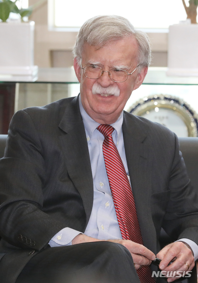 [서울=뉴시스] 조수정 기자 = 미국계 사모펀드 론(Rhone) 그룹 고문인 존 볼턴 전 미국 백악관 국가안보 보좌관이 10일 오후 서울 도곡동 군인공제회관을 찾아 김도호 이사장 등과 미팅하고 있다. 이번 미팅은 론 그룹이 해외 대체투자를 확대하고 있는 군인공제회와 장기적 파트너십을 이어가기 위해 만남을 요청해 이뤄졌다. 2020.02.10.&nbsp; chocrystal@newsis.com