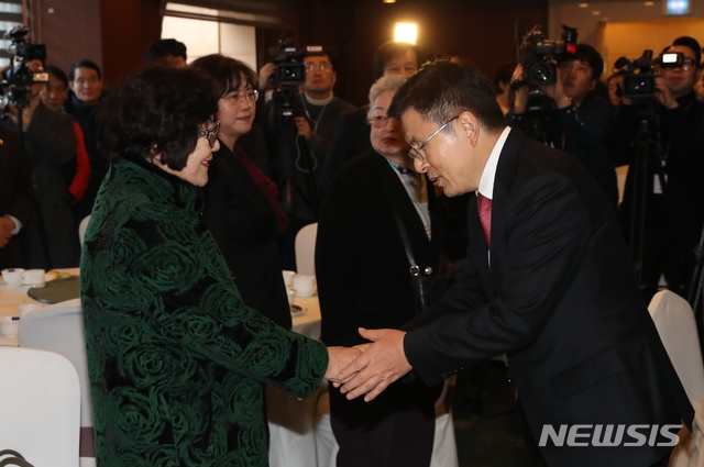 [서울=뉴시스] 고승민 기자 = 황교안 자유한국당 대표가 10일 서울 종로구 중국음식점에서 열린 종로 당원 간담회에서 당원들과 인사를 하고 있다. 2020.02.10.  kkssmm99@newsis.com