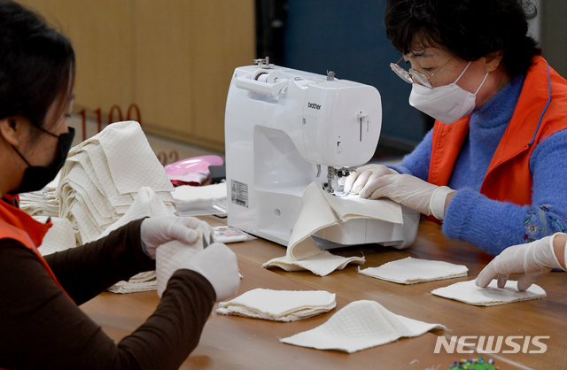[광주=뉴시스]신대희 기자 = 10일 오후 광주 광산구 하남동 행정복지센터 2층 구 자원봉사센터 프로그램실에서 센터 단원들이 신종 코로나바이러스 감염 예방용 마스크를 만들고 있다. 2020.02.10.&nbsp; sdhdream@newsiscom