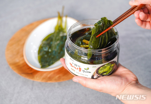 [산청=뉴시스] 산엔청쇼핑몰서 판매중인 명이나물 장아찌.