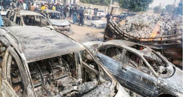 [서울=뉴시스]나이지리아 북서부 마을에 18일 300여명의 강도가 들이닥쳐 코로나19 구호품을 약탈하고 47명을 살해했다. 사진은 지난 2월 20일 나이지리아 보르노주에서 발생한 급진 이슬람 무장단체 보코 하람의 테러 현장. <사진 출처 : 보르노 주지사 페이스북> 2020.04.20