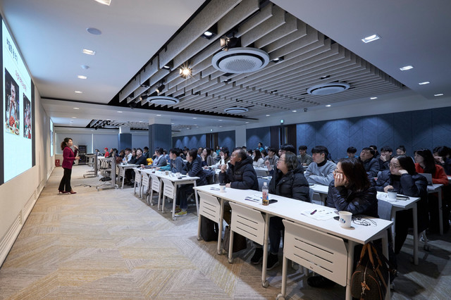 [서울=뉴시스] 배민아카데미와 산학협력을 체결한 경희대학교 호텔관광대학에서는 지난해 12월 2일 외식업 자영업자 100여명을 대상으로 '심리학을 통한 푸드&서비스 디자인' 강의가 진행됐다. (사진=우아한형제들 제공) 2020.02.11