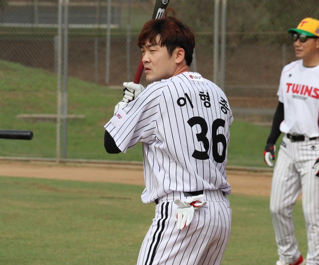 [서울=뉴시스] LG 트윈스 이형종이 호주 시드니 스프링캠프에서 훈련하고 있다. (사진=LG 제공)