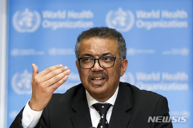  [제네바=AP/뉴시스]테워드로스 아드하놈 거브러여수스 세계보건기구(WHO) 사무총장이 10일(현지시간) 스위스 제네바의 WHO 본부에서 기자회견을 하고 있다. 거브러여수스 사무총장은 "최근 중국에 다녀온 적이 없는 사람들이 신종 코로나바이러스에 감염되는 사례가 발견됐다"며 중국 방문 이력이 없는 이들 간 바이러스 전파에 우려를 표했다. 2020.02.11.&nbsp; 