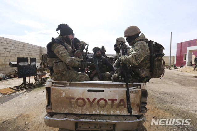 [이들리브=AP/뉴시스]터키의 지원을 받는 병사들이 10일(현지시간) 시리아 이들리브의 최전선에 투입될 준비를 하고 있다. 터키군은 이날 북부 시리아에서 5명의 터키군이 전사한 데 대한 보복으로 시리아 정부군을 향해 포격을 가했다고 관계자가 밝혔다. 시리아 북서부 이들리브주는 시리아 반군 수만 명이 300만 명의 주민과 함께 시리아 정부군과 맞서고 있는 곳이다. 2020.02.11.