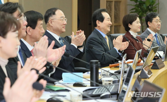 [세종=뉴시스]강종민 기자 = 정세균 국무총리와 홍남기 부총리 겸 기획재정부 장관, 유은혜 부총리 겸 교육부 장관 등 국무위원들이 11일 오전 정부세종청사에서 열린 국무회의에 앞서 영화 기생충의 수상을 축하하는 박수를 치고 있다. 2020.02.11. ppkjm@newsis.com