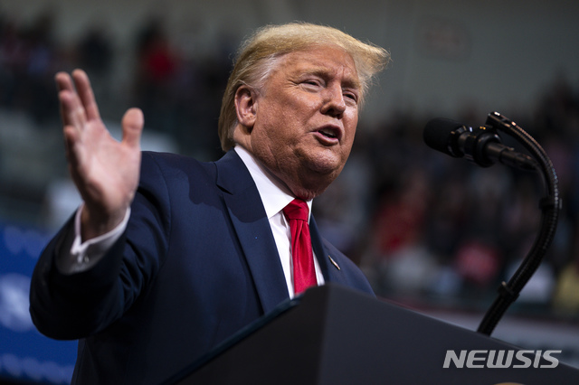 [맨체스터=AP/뉴시스]도널드 트럼프 미국 대통령이 지난 10일 미 뉴햄프셔 맨체스터에서 프라이머리(예비경선)를 하루 앞두고 선거유세를 펼치는 모습. 2020.02.12.