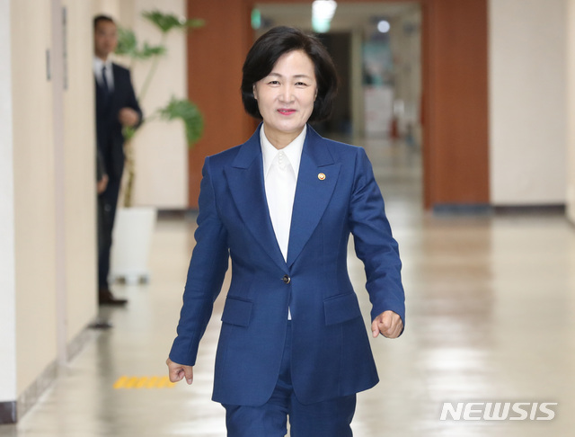 [서울=뉴시스] 전진환 기자 = 추미애 법무부장관이 세종-서울 영상 국무회의가 열린 11일 오전 서울 종로구 정부서울청사 국무회의실로 들어오고 있다. 2020.02.11.&nbsp; amin2@newsis.com