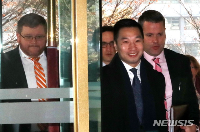 [서울=뉴시스]박주성 기자 = 알렉스 웡 미국 국무부 대북특별부대표가 11일 오전 서울 도렴동 외교부청사에서 이문희 외교부 북핵외교기획단장과 회동을 위해 청사로 들어오고 있다. 2020.02.11. park7691@newsis.com