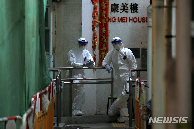 [홍콩=AP/뉴시스] 11일 홍콩 칭이(靑衣) 지역의 캉메이(康美) 아파트에서 방역요원들이 입구를 지키고 있다. 이 아파트에서 사는 주민가운데 신종 코로나바이러스 감염증 확진자가 2명 나오자 보안 당국은 주민 110명을 긴급 대피시켰다. 2020.02.11 