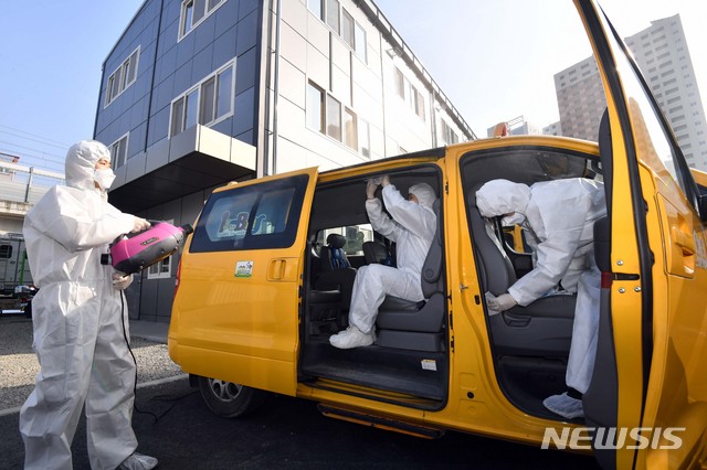 [부산=뉴시스] 하경민 기자 = 신종 코로나 바이러스 감염증 확산 예방을 위해 11일 오전 부산 동래구청 임시청사 주차장에서 구청 직원들이 지역 내 어린이집 통학차량에 대한 실내소독을 하고 있다. 동래구는 이날 관내 어린이집 통학차량 80대를 대상으로 세균티슈, 플루건소독기 등을 이용한 차량 실내소독을 실시했다. 2020.02.11.&nbsp; yulnetphoto@newsis.com
