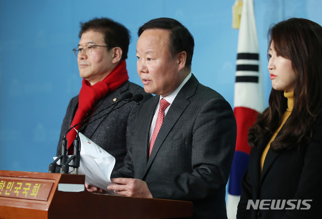 [서울=뉴시스] 김진아 기자 = 자유한국당 김재원 총괄단장 등 국민과 함께하는 2020 희망공약 개발단이 11일 서울 여의도 국회 정론관에서 과학기술통신 공약 발표를 하고 있다. 2020.02.11. bluesoda@newsis.com