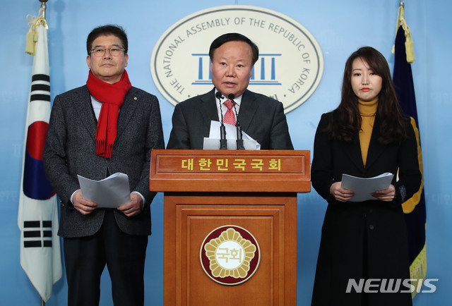 [서울=뉴시스] 김진아 기자 = 자유한국당 김재원 총괄단장 등 국민과 함께하는 2020 희망공약 개발단이 11일 서울 여의도 국회 정론관에서 과학기술통신 공약 발표를 하고 있다. 2020.02.11. bluesoda@newsis.com