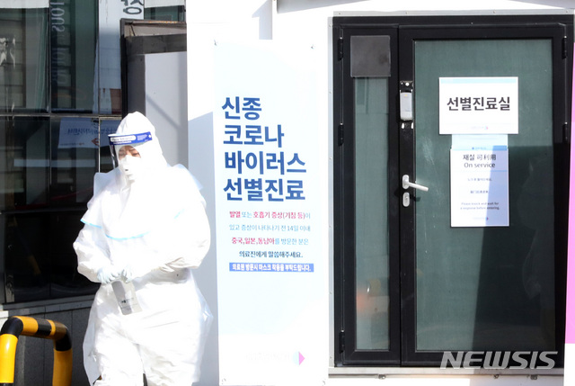 [서울=뉴시스] 전진환 기자 = 신종 코로나 바이러스 감염증(우한 폐렴) 국내 확진자가 28명으로 늘어난 11일 오전 서울 중구 국립중앙의료원 선별진료소에서 진료 관계자가 나오고 있다. 2020.02.11.&nbsp; amin2@newsis.com