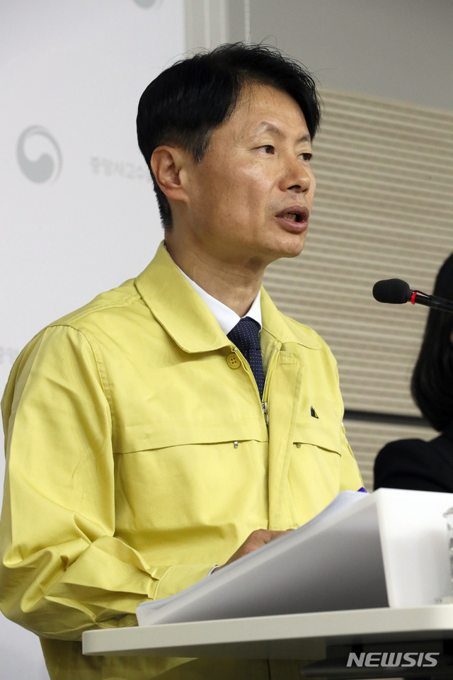 [세종=뉴시스]강종민 기자 = 김강립 중앙사고수습본부 부본부장이 11일 오전 정부세종청사에서 신종 코로나바이러스 감염증(우한 폐렴) 대응 현황과 3차 우한 교민 이송 준비 상황 등을 브리핑 하고 있다. 2020.02.11. ppkjm@newsis.com