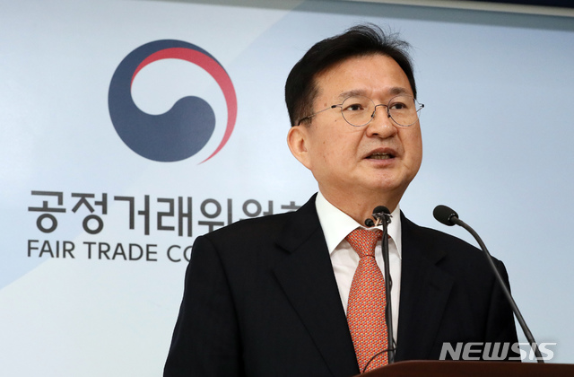 [세종=뉴시스]강종민 기자 = 신동권 한국공정거래조정원장이 11일 오전 정부세종청사에서 조정원 업무개시 12년 만에 총 2만 2406건의 분쟁조정을 처리하고 조정 성립에 따른 경제적 성과 약 7548억원을 달성했다고 밝히고 있다. 2020.02.11. ppkjm@newsis.com