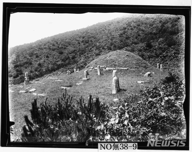 [서울=뉴시스] 1910년대에 촬영된 고려 5대 경종(景宗)의 영릉(榮陵) 전경. 이때까지는 조선 후기에 세운 표지석이 남아 있는 게 확인된다. (사진=국립박물관 제공) 2020.02.15. photo@newsis.com