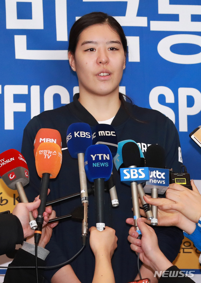 [인천공항=뉴시스] 이영환 기자 = 12년 만에 올림픽 본선 진출에 성공한 여자농구 대표팀 박지수가 11일 오후 인천 중구 인천공항 제1여객터미널을 통해 귀국한 뒤 취재진과 인터뷰를 하고 있다. 2020.02.11.&nbsp; 20hwan@newsis.com