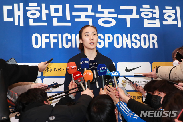 [인천공항=뉴시스] 이영환 기자 = 12년 만에 올림픽 본선 진출에 성공한 여자농구 대표팀 박혜진이 11일 오후 인천 중구 인천공항 제1여객터미널을 통해 귀국한 뒤 취재진과 인터뷰를 하고 있다. 2020.02.11.&nbsp; 20hwan@newsis.com