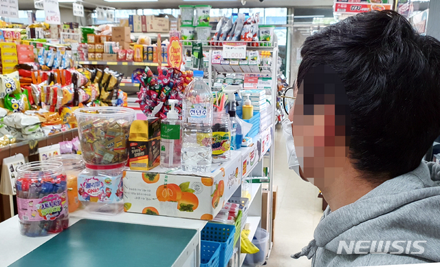 [광주=뉴시스] = 11일 오후 광주 남구 대촌동 한 소형마트에서 업주가 손님 뚝 끊긴 가게를 바라보고 있다. 2020.02.11. hgryu77@newsis.com