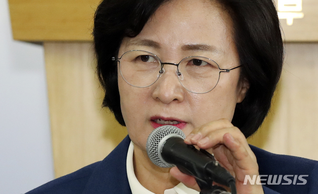 [과천=뉴시스]최진석 기자 = 추미애 법무부 장관이 11일 오후 경기 과천 법무부청사에서 열린 취임 후 첫 공식 기자간담회에 참석해 기자들의 질문에 답하고 있다. 2020.02.11.&nbsp; myjs@newsis.com