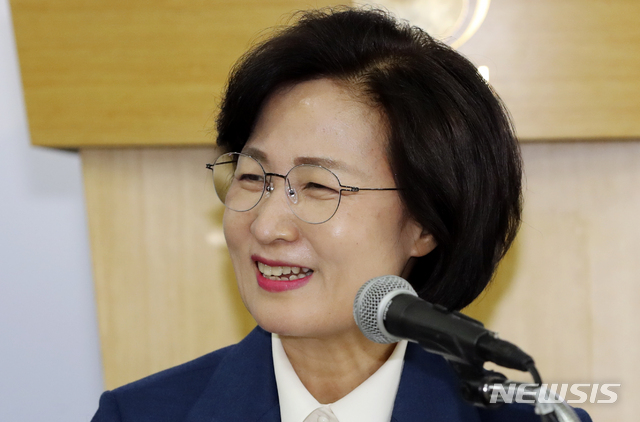 [과천=뉴시스]최진석 기자 = 추미애 법무부 장관이 11일 오후 경기 과천 법무부청사에서 열린 취임 후 첫 공식 기자간담회에 참석해 기자들의 질문에 답하고 있다. 2020.02.11.&nbsp; myjs@newsis.com