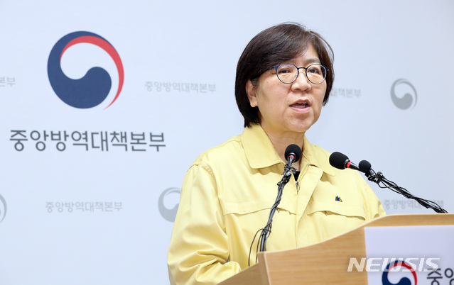 [청주=뉴시스]강종민 기자 = 정은경 중앙방역대책본부장(질병관리본부장)이 11일 오후 충북 청주 질병관리본부에서 신종 코로나바이러스 감염증(우한 폐렴) 국내 발생 현황에 대해 브리핑하고 있다. 2020.02.11.&nbsp; ppkjm@newsis.com