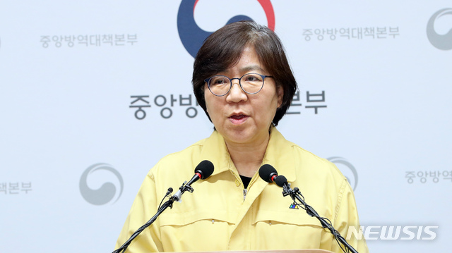 [청주=뉴시스]강종민 기자 = 정은경 중앙방역대책본부장(질병관리본부장)이 11일 오후 충북 청주 질병관리본부에서 신종 코로나바이러스 감염증(우한 폐렴) 국내 발생 현황에 대해 브리핑하고 있다. 2020.02.11.&nbsp; ppkjm@newsis.com