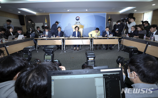 [과천=뉴시스]최진석 기자 = 추미애 법무부 장관이 11일 오후 경기 과천 법무부청사에서 취임 후 첫 공식 기자간담회를 갖고 있다. 2020.02.11.&nbsp; myjs@newsis.com