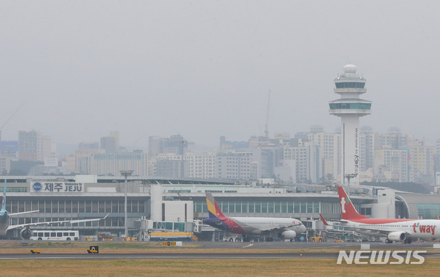 [제주=뉴시스]우장호 기자 = 제주 지역에 올해 첫 미세먼지 비상저감조치가 내려진 11일 제주시 용담2동 올레길 17코스에서 바라본 제주 도심이 희뿌연한 먼지로 뒤덮여 있다. 2020.02.11.   woo1223@newsis.com