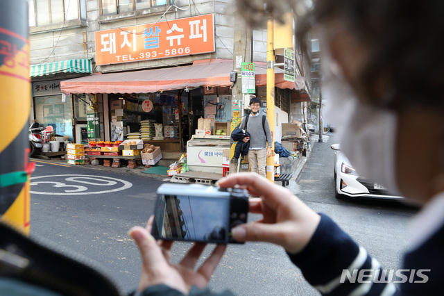 [서울=뉴시스]전신 기자 = 11일 서울 마포구에 위치한 영화 '기생충' 촬영 장소인 한 슈퍼마켓에서 일본일 관광객이 기념촬영을 하고 있다 . 2020.02.11.&nbsp; photo1006@newsis.com