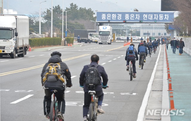 [울산=뉴시스] 배병수 기자 = 11일 신종 코로나바이러스 감염증 사태로 중국산 부품 공급이 중단되면서 휴업에 들어간 현대자동차 울산2공장이 닷새만에 작업이 개재되면서 명촌정문으로 직원들이 출근을 하고 있다. 2020.02.11. bbs@newsis.com