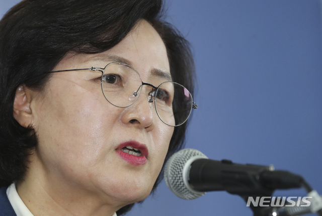 [과천=뉴시스]최진석 기자 = 추미애 법무부 장관이 11일 오후 경기 과천 법무부청사에서 열린 취임 후 첫 공식 기자간담회에 참석해 기자들의 질문에 답하고 있다. 2020.02.11.&nbsp; myjs@newsis.com