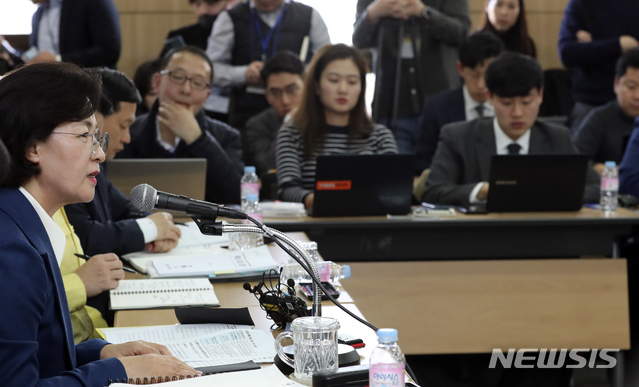 [과천=뉴시스]최진석 기자 = 추미애 법무부 장관이 11일 오후 경기 과천 법무부청사에서 열린 취임 후 첫 공식 기자간담회에 참석해 기자들의 질문에 답하고 있다. 2020.02.11.&nbsp; myjs@newsis.com