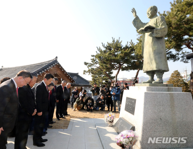 [서울=뉴시스] 전진환 기자 = 4.15 총선 종로 출마를 선언한 황교안 자유한국당 대표가 11일 오후 서울 종로구 이승만 전 대통령의 사저 '이화장'을 찾아 이 전 대통령의 동상에 묵념하고  있다. 2020.02.11. amin2@newsis.com